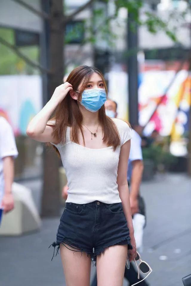街拍阔腿牛仔裤搭配图片,街拍牛仔短裤穿搭女