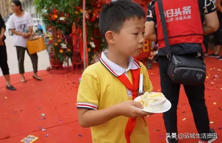 市民排队免费吃蛋糕：运城天鹅湾“生日颂烘焙”开业大酬宾