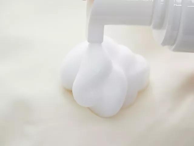 羽绒服脏了不用洗用它一喷就干净,羽绒服清洁污渍黑科技