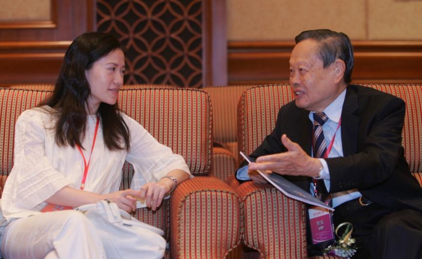 28岁翁帆为何下嫁82岁杨振宁,82岁杨振宁与28岁的翁帆现况怎样