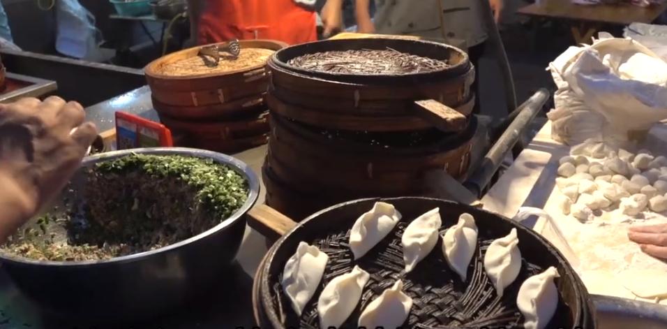河南大妈卖传统小吃,摆摊卖半成品小笼包蒸饺