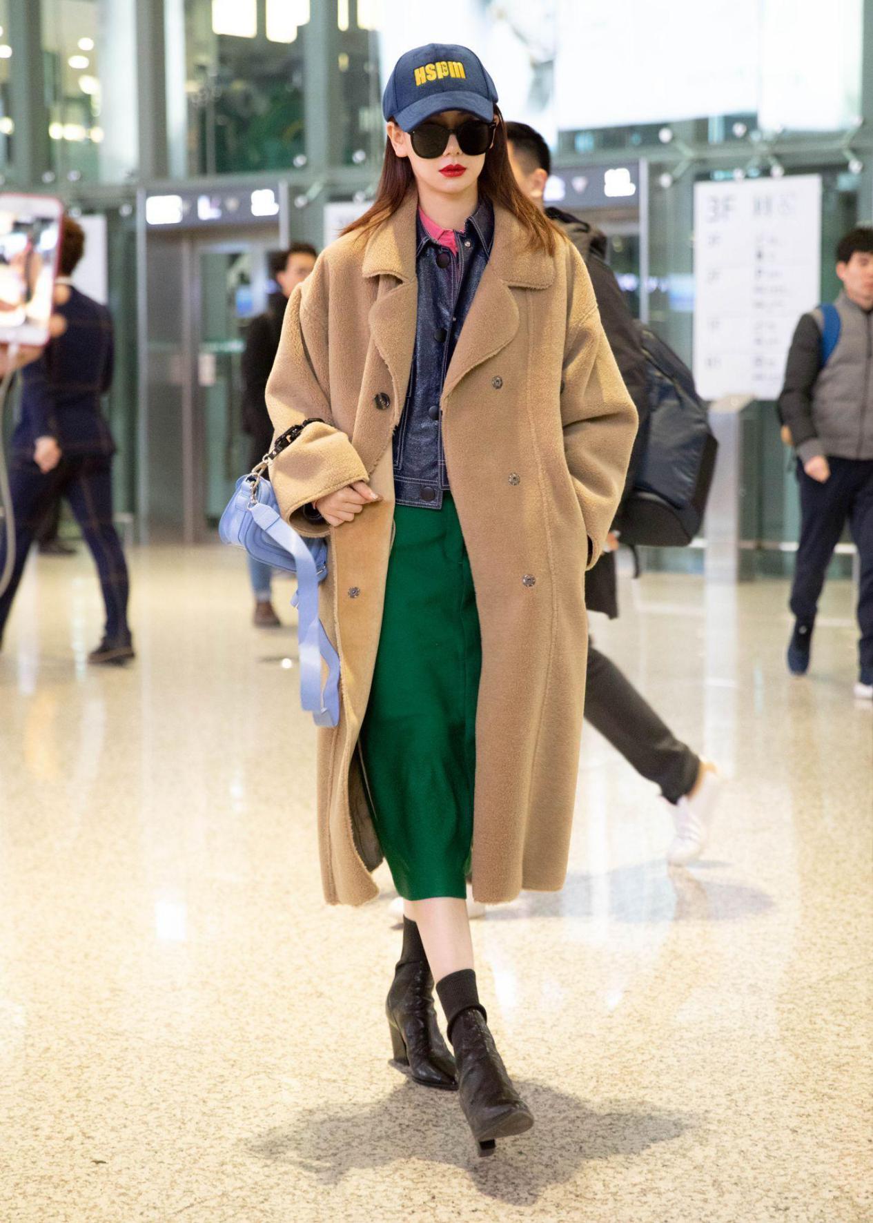 深绿色棕色穿搭高级感,绿色洋气还是咖啡色洋气