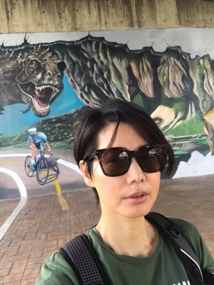 1岁萌娃打针看到妈妈心疼大哭,孩子打针明星妈妈心疼