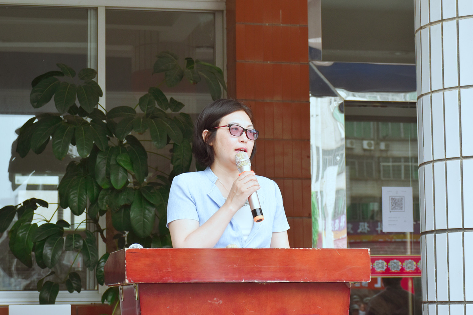 英德华粤艺术学校2018届,英德市华粤艺术军训穿校服吗