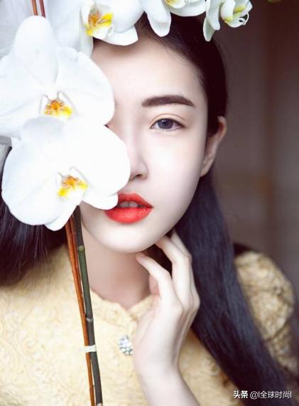 模特中国风妆容端庄大气,古典中国风水墨服装走秀