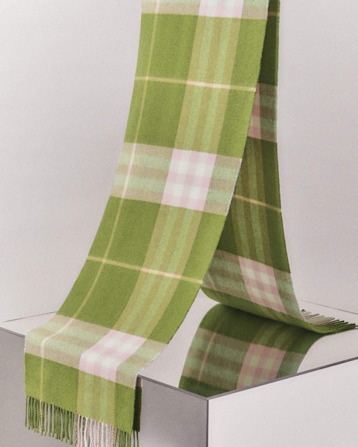 burberry深度经典羊绒格子围巾,burberry经典格纹渐变色围巾