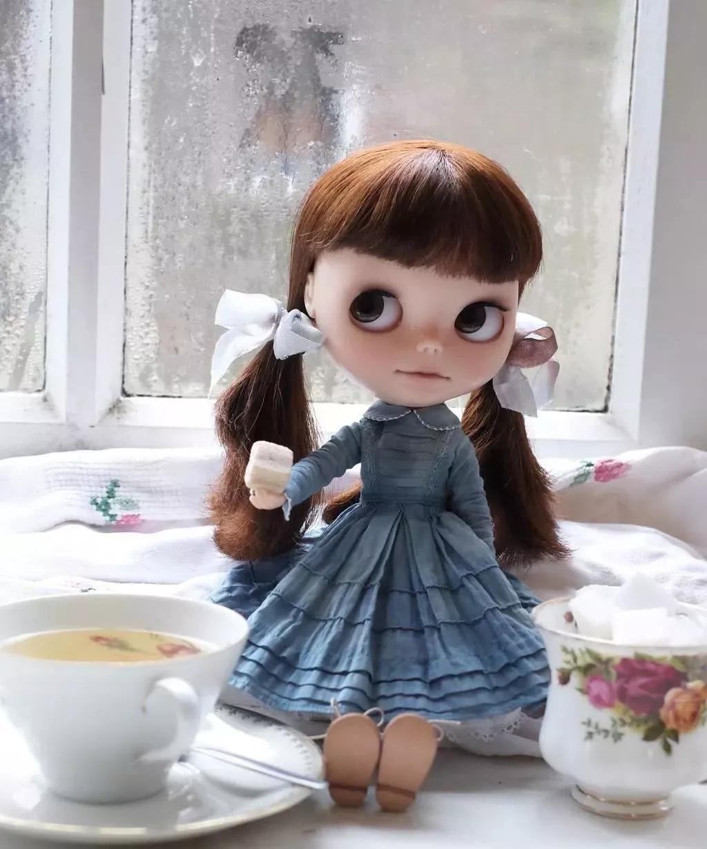 恨不能把她的芭比娃衣穿上自己身上......