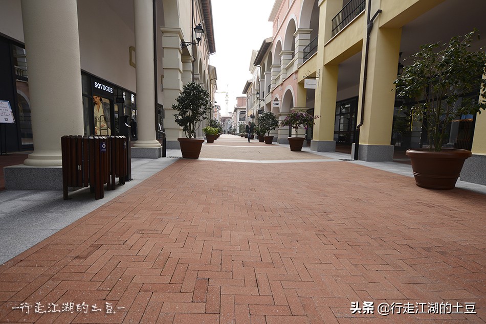 上海佛罗伦萨小镇,奥特莱斯世界名品购物中心,中国奢侈品领导者