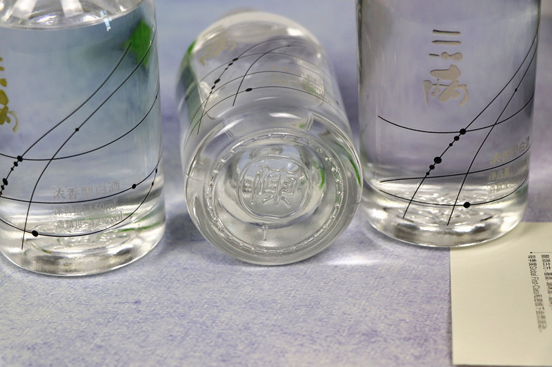 浓香型白酒52和42哪个好下口,好喝的二两装浓香型白酒