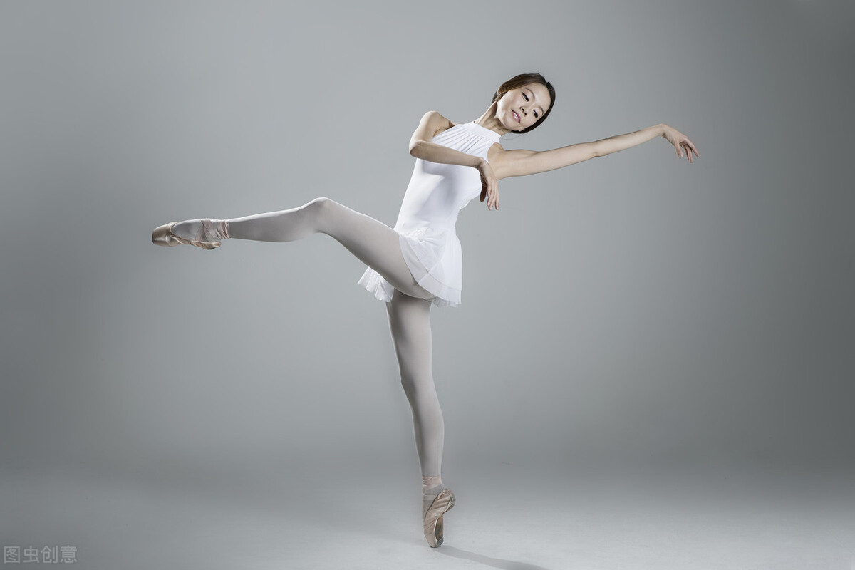 踮脚补肾气的正确做法,穿高跟鞋有踮脚健肾的功效