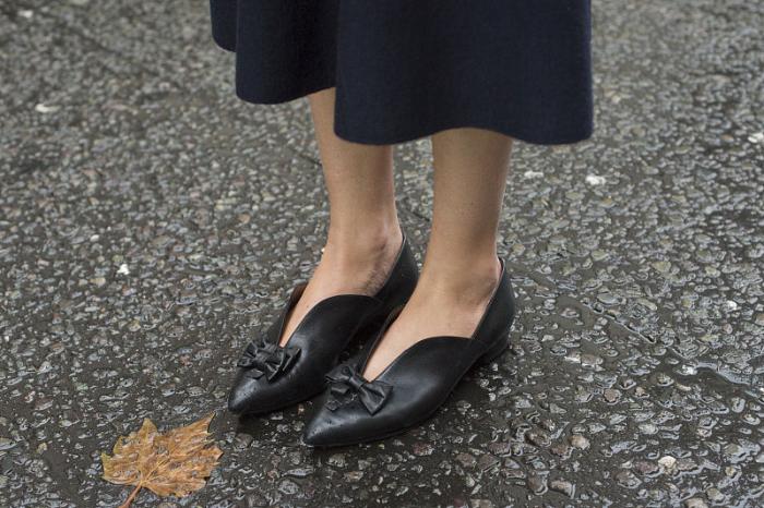 平底小白鞋怎么搭配比较显腿长,粗腿妹妹适合什么平底鞋