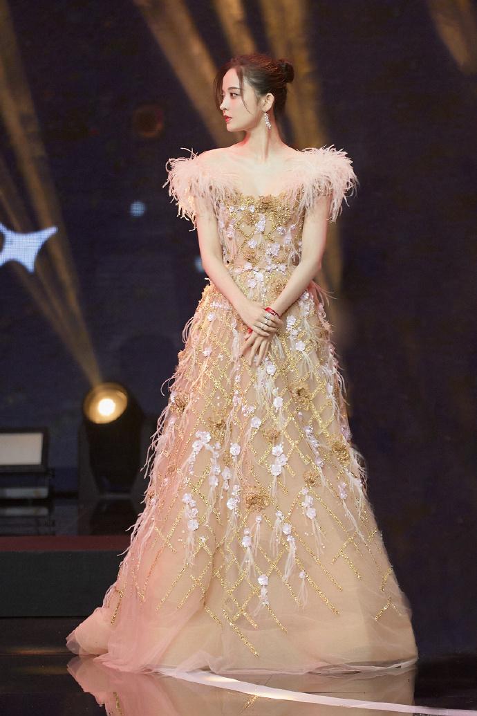 娜扎薄纱抹胸裙惊艳出场,娜扎深v薄纱抹胸裙出场