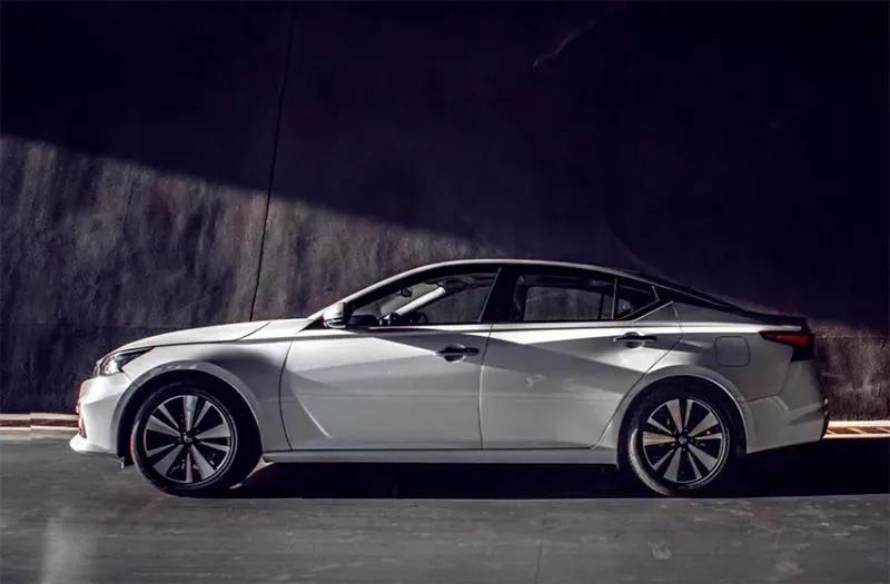 日产推出新车,日产天籁总算换代了配2.0t加cvt