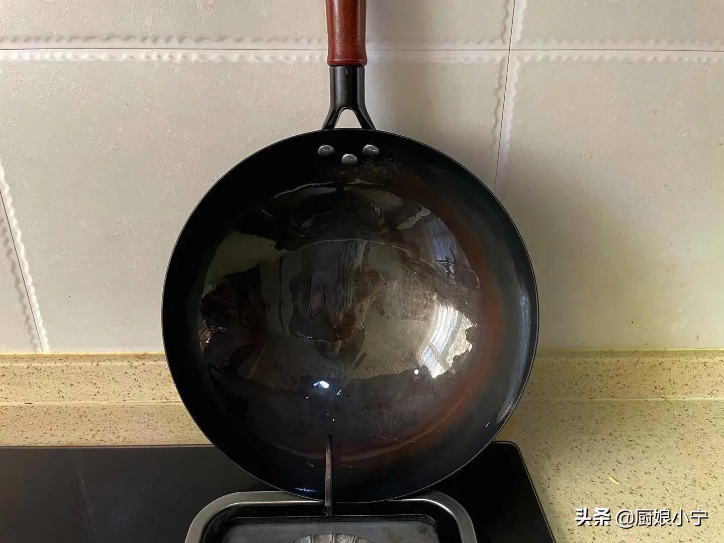 新买的铁锅千万别直接上油,新买铁锅开锅别直接用火烧