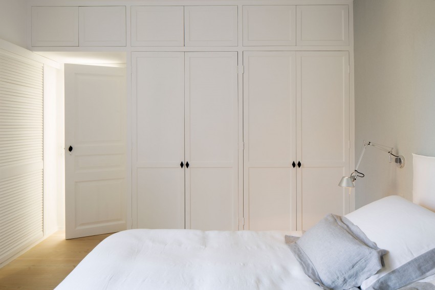 业主砸墙改大衣柜,偷学电影院,柜子后面塞毛毡,隔音效果好3倍