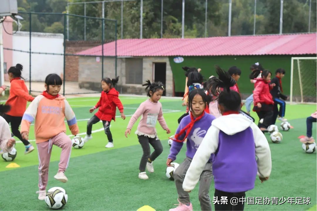 中国足协女足进校园系列公益活动走进云南宣威