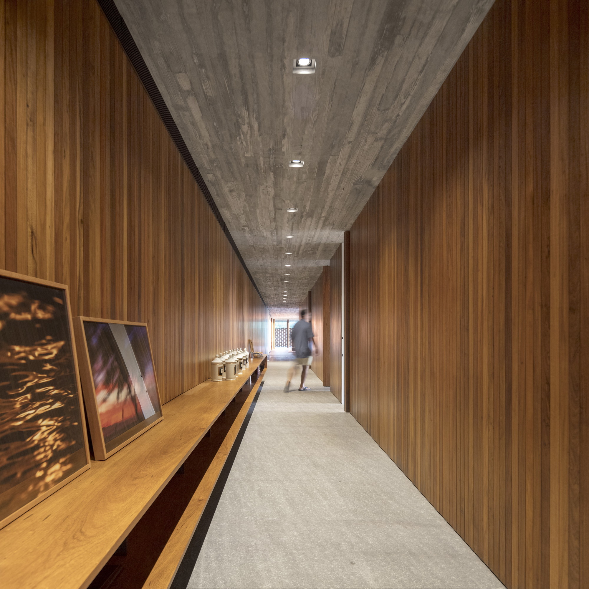 1000m²屋顶满种绿草，消隐在田园水光里的家