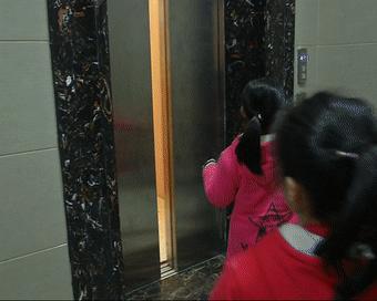 儿童被困电梯内如何自救,被困电梯如何科学自救与营救