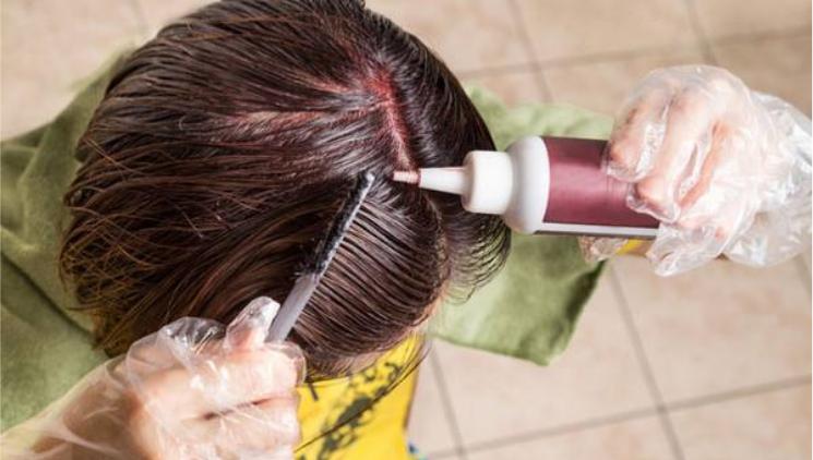 染发剂自己染褪色,自己买的染发剂染白发发根发黄