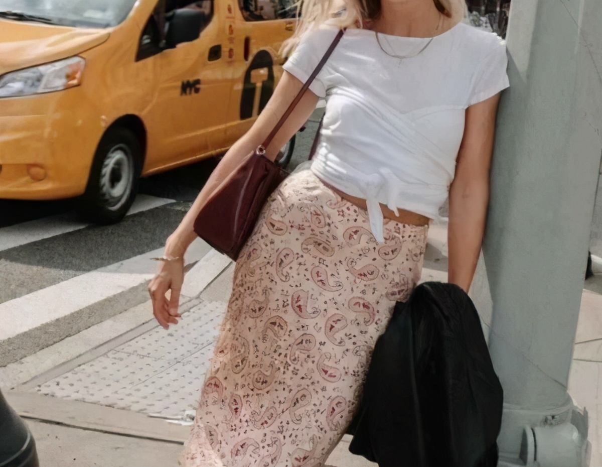 胖人t恤下摆打结方法步骤,t恤衫太长了怎么打结