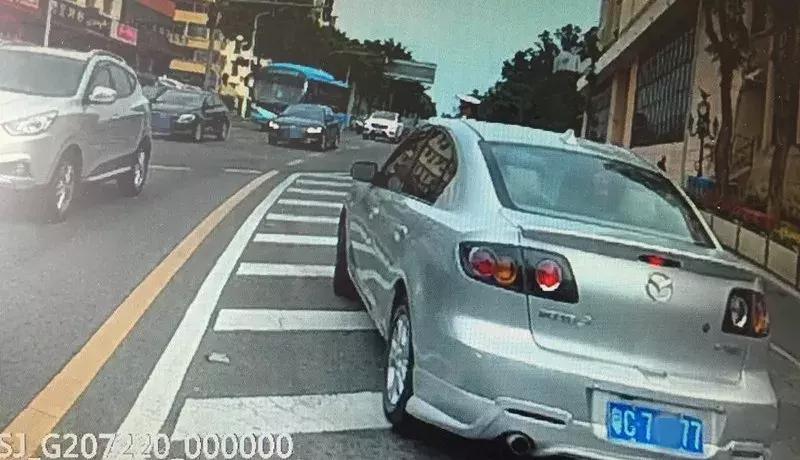 珠海男子跟朋友借开马自达,合格标志贴错被扣车!还要拘留