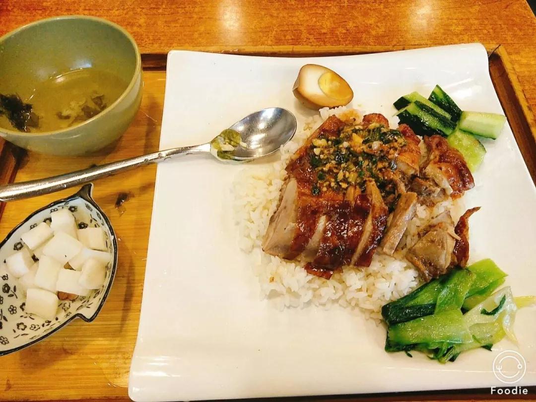 坐拥大学宿舍豪华六人间,南京小龙虾大学