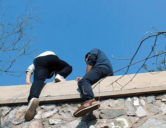 为公司操碎了心，身家5亿上市公司创始人翻墙*拍偷**竞争对手被抓！