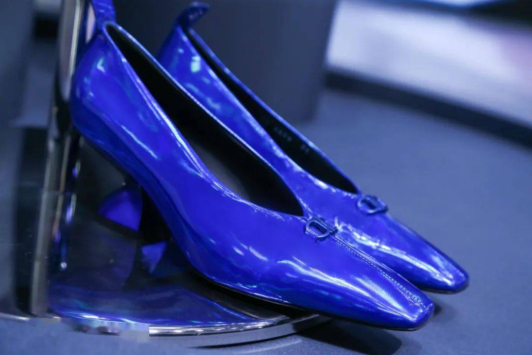 献礼影片《革命者》《1921》上映、菲拉格慕发布2021冬季系列...