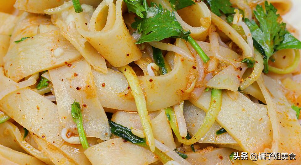 不洗面不揉面在家轻轻松松做凉皮,低筋面粉和面做100种简单零食