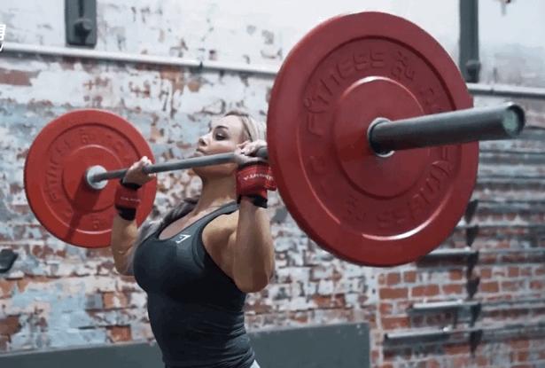 五步掌握杠铃站姿推举:强化三角肌前束,让你的上肢训练稳定高效