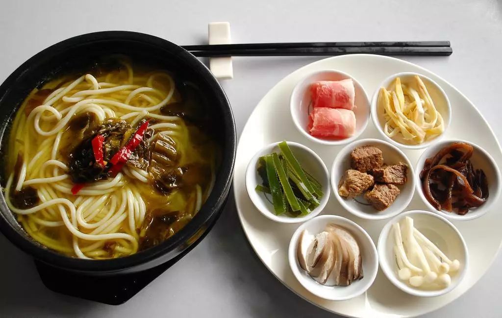 米线和砂锅米线哪个好吃,街头摆摊砂锅米线利润有多少钱