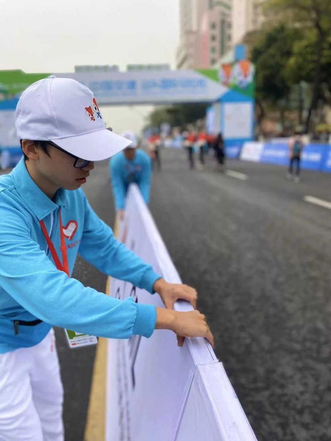 在街头当志愿者,凌晨四点出门当志愿者