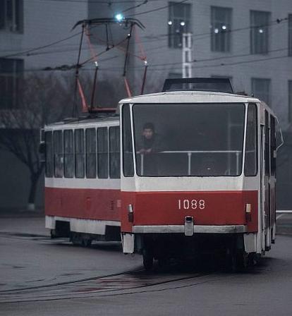 感受朝鲜“古董市场”，老汽车、老飞机、老公交、老地铁跑得欢