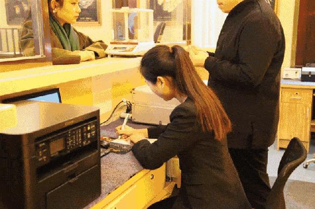 我虽然是名珠宝鉴定师，但让我肉眼识金就有些过分了