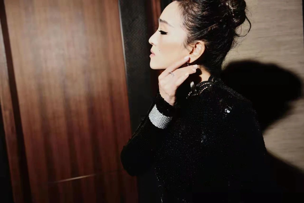 陈坤和巩俐走红毯颁奖,巩俐戛纳红毯惊艳全球