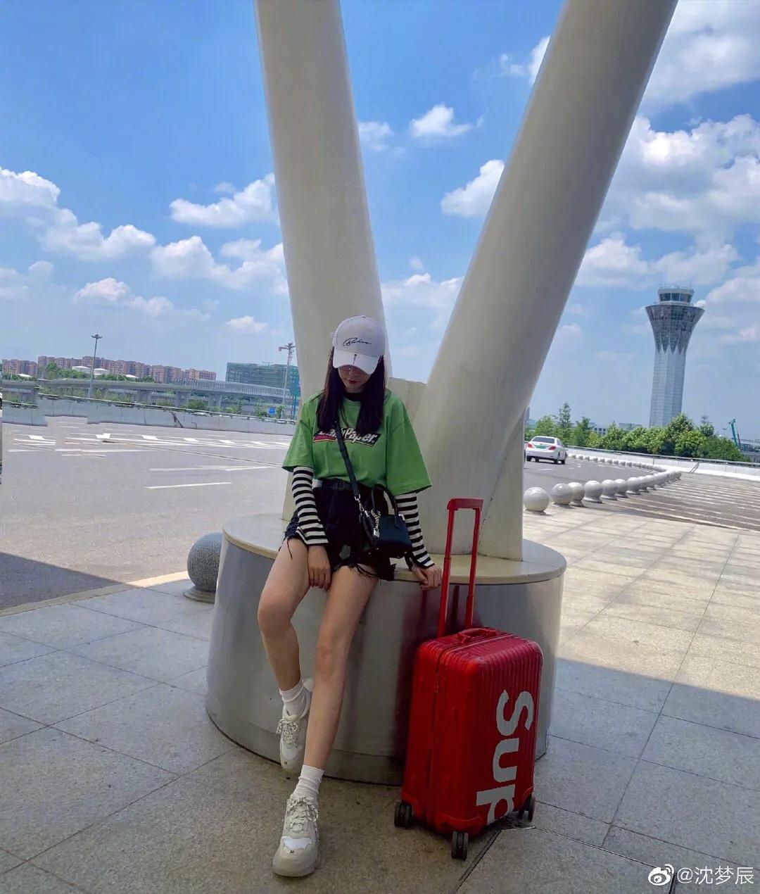 沈梦辰穿短款黑白条纹 (沈梦辰穿黑色吊带背心清凉出街)