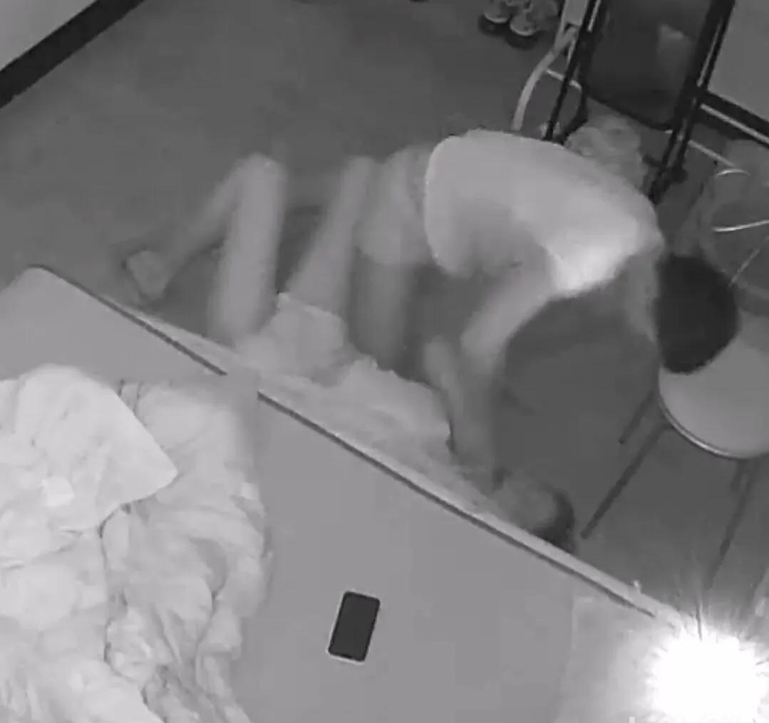 可恶！浙江一姑娘被男友家暴，按在地上打了十多分钟，视频曝光