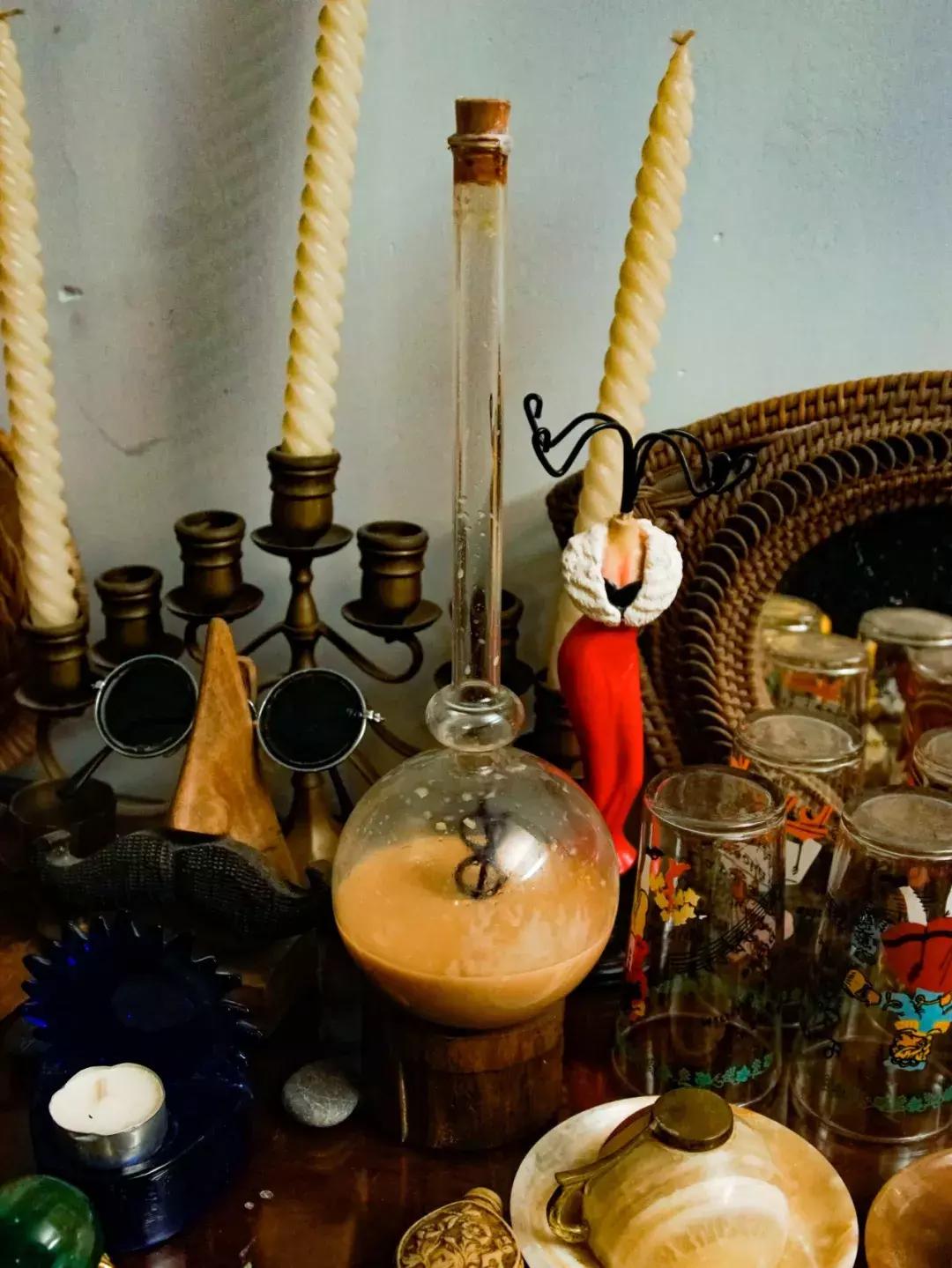 香港年轻人一辈子买不起房，把破出租屋改成复古小窝