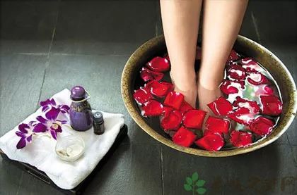 白皮肤穿什么颜色好看,白皮肤穿什么衣服好看