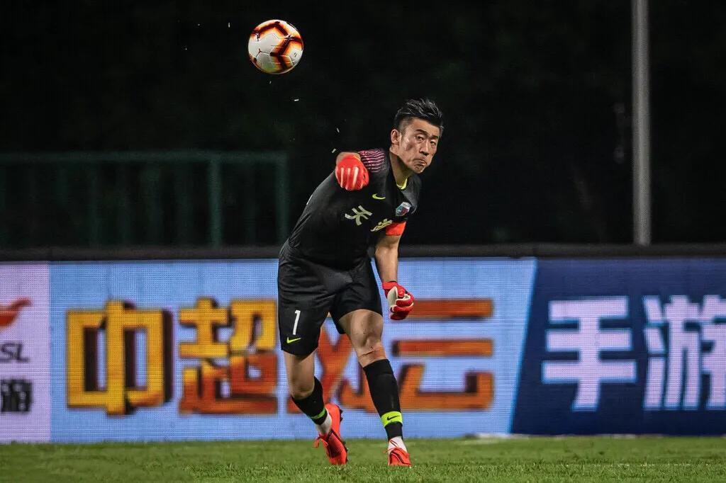 醉驾获刑的国脚已出狱，回家过年，捐了2周工资，娇妻是美女主持