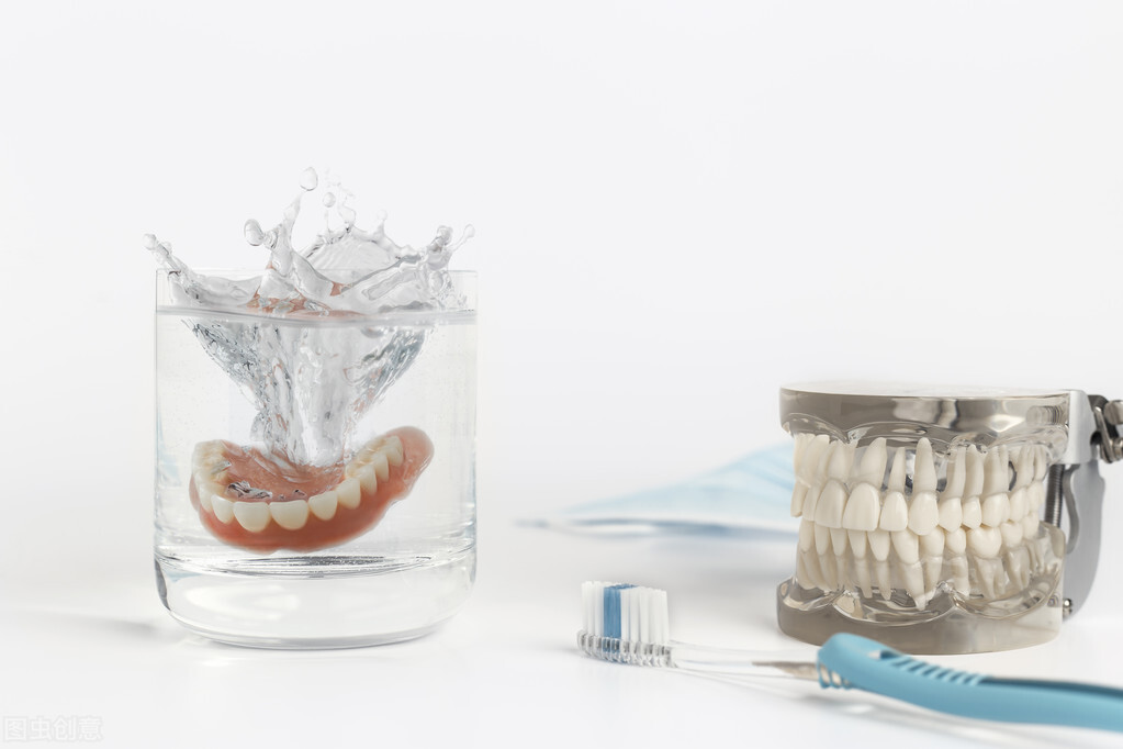 假牙洗不干净怎么办,假牙不经常清洗的后果