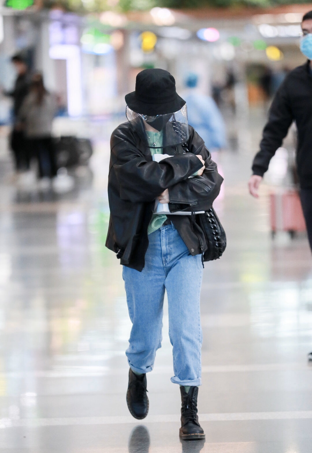 吴昕穿搭黑色帽,吴昕穿潮装现身机场