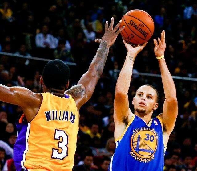 在球场上是投篮还是传球,在球场上应该打什么位置