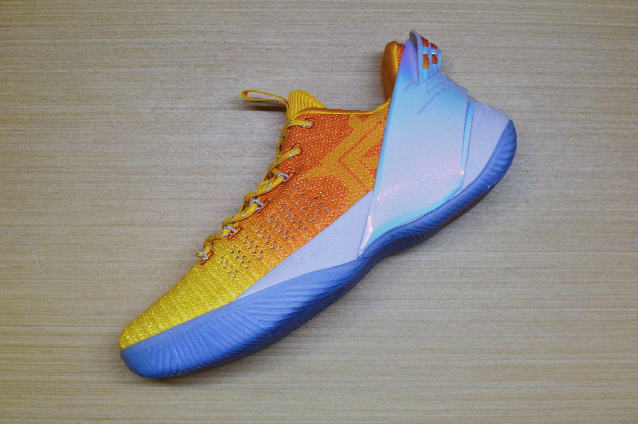 言足斋•开箱丨为什么一双“要疯”能勾起我的回忆？