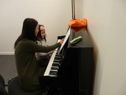 小孩学吉他好还是学钢琴好,钢琴和吉他哪个适合儿童学