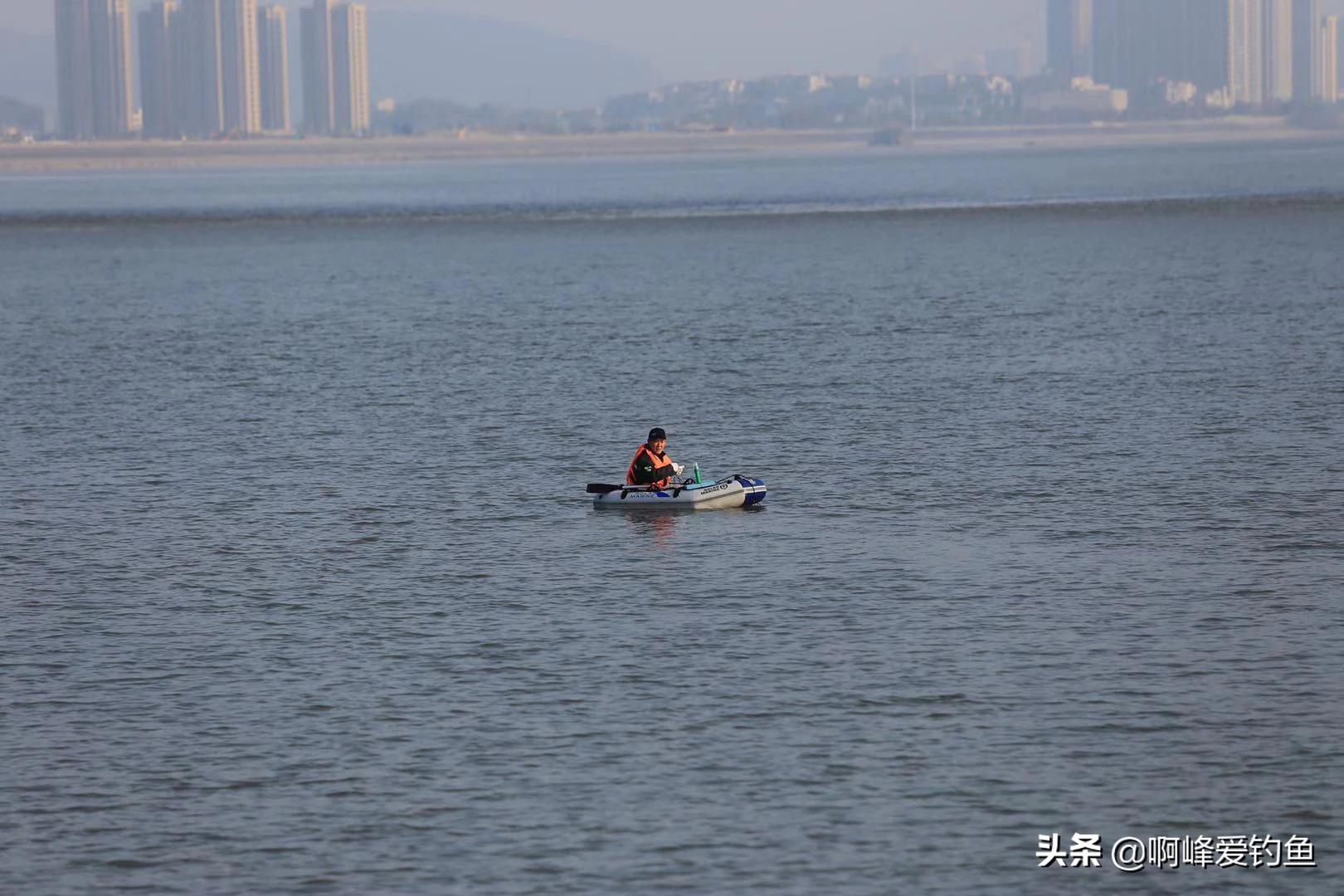 野钓时遇到大鱼的应对方法,野钓遇大鱼用什么钩