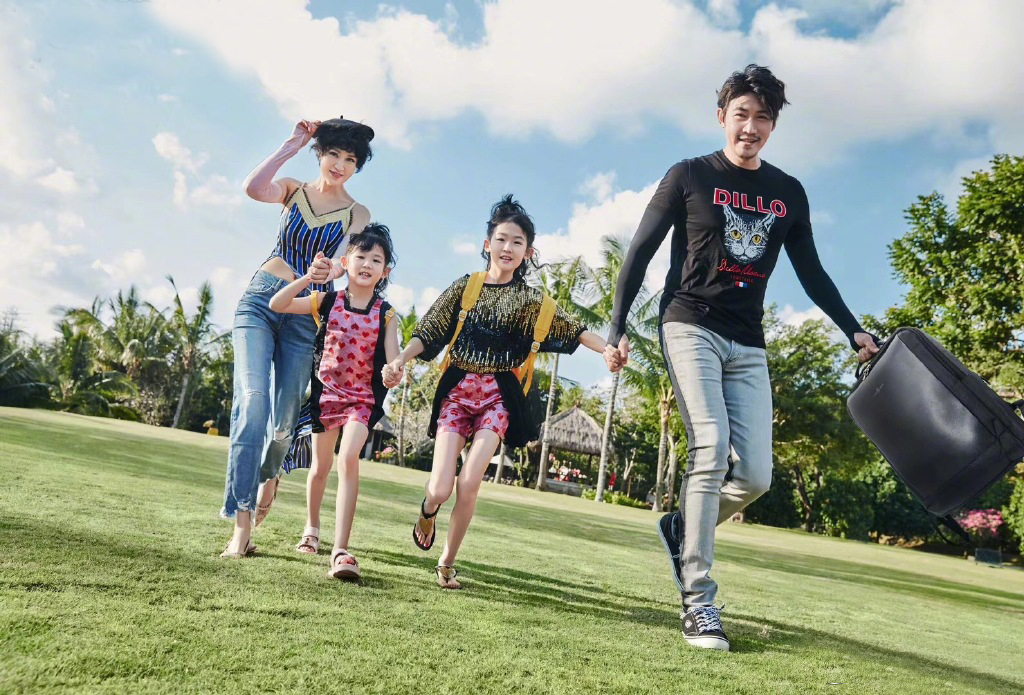 鲍蕾带两女儿出游,鲍蕾携俩女儿登大刊