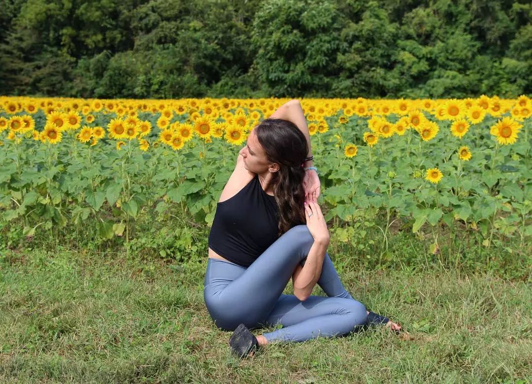 能让身体迅速出汗的动作,来点轻松弹跳步