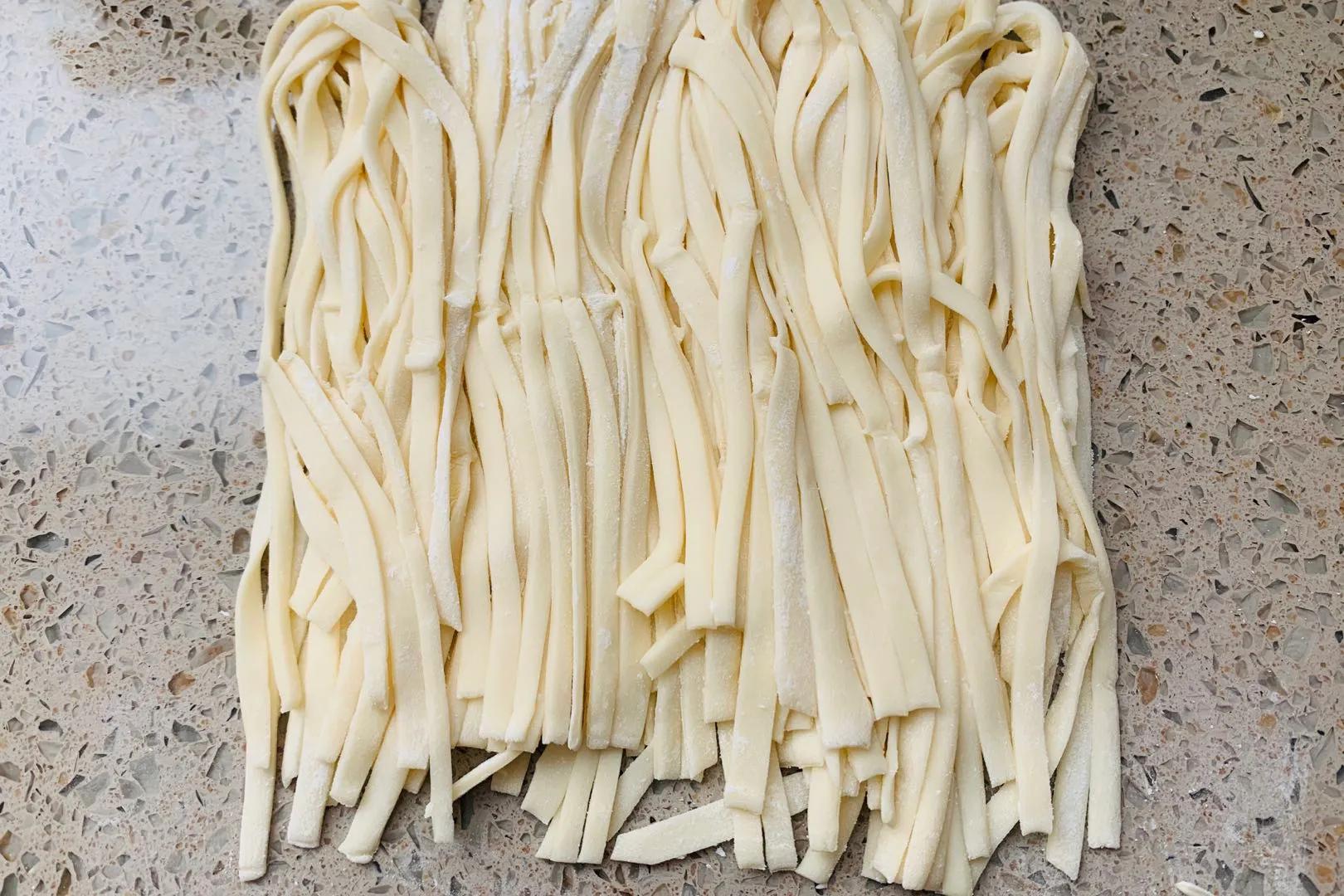 做手擀面面条怎么和面比较好吃,做手擀面条怎么和面