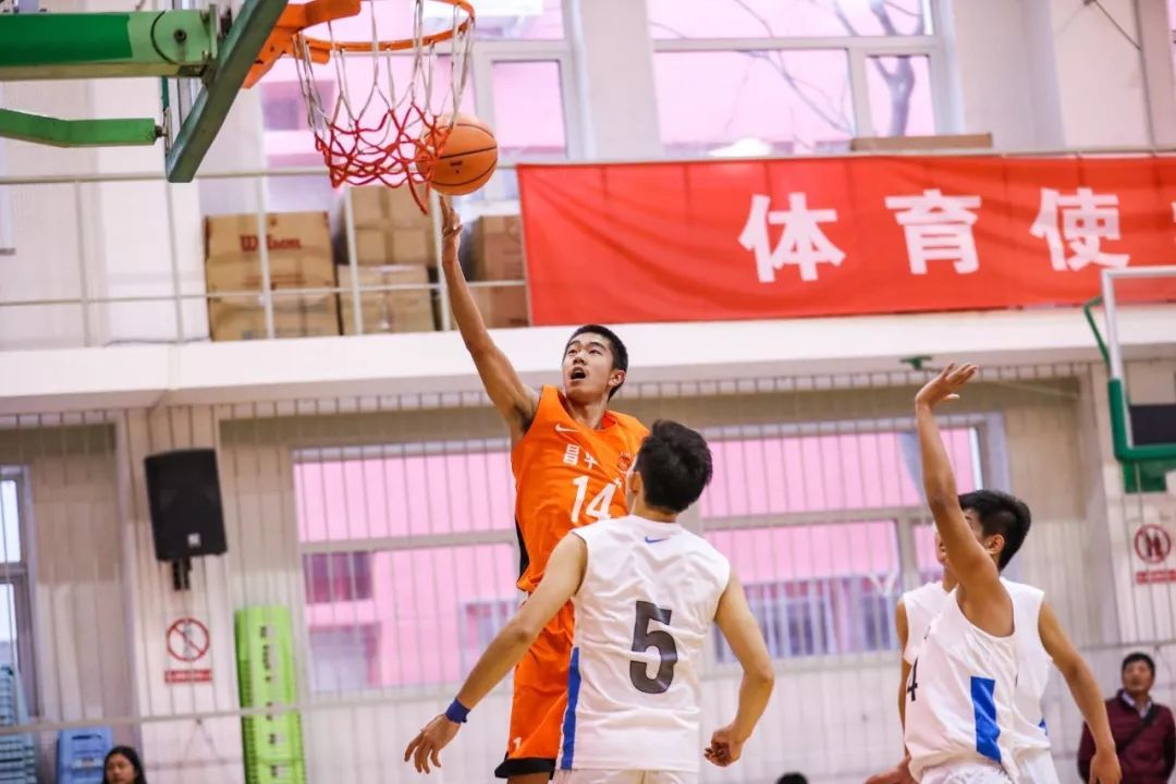 新·十六强齐亮相高中赛场惊现*力暴**隔扣丨18-19耐克高中联赛